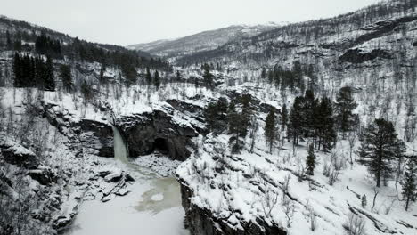 Gefrorener-Wasserfall-In-Der-Trostlosen-Und-Abgelegenen-Norwegischen-Schneebedeckten-Winterlandschaft