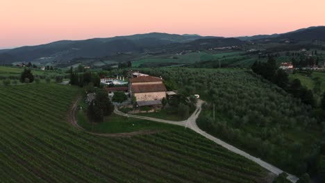 Aerial-Shot-Of-An-Italian-Villa-On-The-Hills-Of-Tuscany,-Italy-At-Sunset,-Sunrise