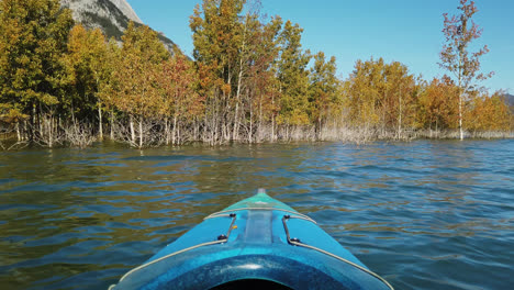 Proa-De-Un-Barco-De-Vela-En-Kayak-Durante-El-Otoño-En-El-Lago-Abraham-En-Alberta,-Canadá