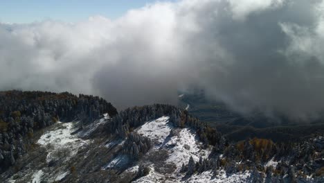 Vista-De-Drones-De-La-Montaña-Y-El-Majestuoso-Paisaje-En-La-Región-De-Kakheti,-Georgia