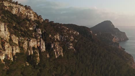 Unglaubliche-Filmische-4k-drohnenaufnahme-Von-Wäldern-Und-Bergen-Auf-Ibiza