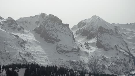 Blick-Auf-Schneebedeckte-Felsige-Berge-In-Den-Alpen