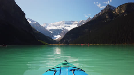 Bogen-Des-Kajakboots-Auf-Dem-Ruhigen-Wasser-Des-Lake-Louise-In-Alberta,-Kanada