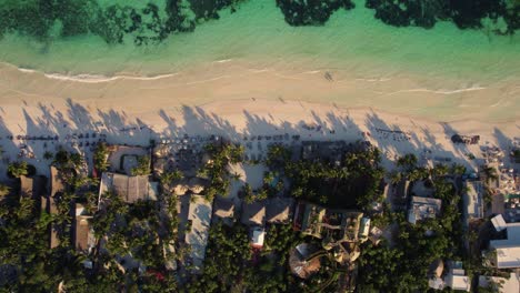 Top-Shot-Ansicht-Von-Akiin-Beach-In-Türkisfarbenem-Wasser,-Tulum,-Mexiko