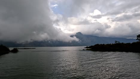 Nubes-De-Vapor-Rodando-Sobre-El-Lago-En-Kintamani,-Bali,-Al-Atardecer