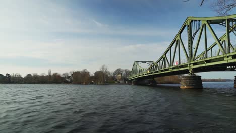 Glienicker-Brücke-über-Die-Havel-In-Deutschland-Am-Wickeltag---Zeitraffer-Von-Menschen,-Die-Gehen-Und-Wasser-Fließen