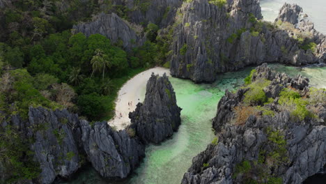 Aerial-shot-revealing-hidden-beach-in-El-Nido,-Palawan,-Philippines