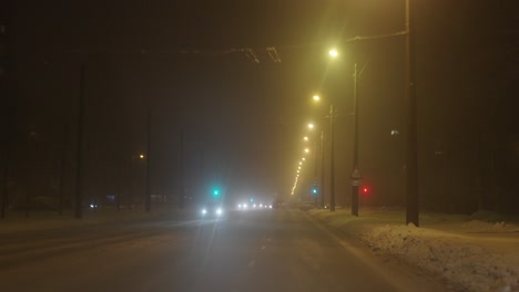 Spätnachtsfahrt-Auf-Schneebedeckten,-Rutschigen-Straßen-In-Der-Stadt,-Pov