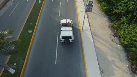 Antena-De-4k-De-Jeep-Conduciendo-A-Lo-Largo-De-Una-Carretera-A-Través-Del-Hermoso-Paisaje-De-Tulum,-México-A-Través-De-La-Exuberante-Jungla,-El-Video-Captura-El-Espíritu-Aventurero-Y-Resistente-De-Explorar-Tulum-En-Jeep