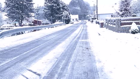 Schnee-Auf-Der-Straße-An-Einem-Wintertag-Stockvideomaterial