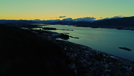 Drohnenaufnahme-Der-Norwegischen-Fjorde-Am-Frühen-Morgen