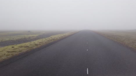 Siguiendo-La-Carretera-En-El-Sur-De-Islandia-En-Mal-Humor-Clima-Brumoso
