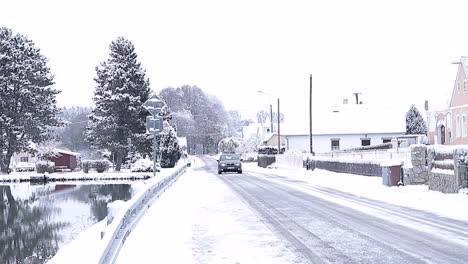Nieve-En-La-Carretera-En-Un-Día-De-Invierno-Almacen-De-Metraje-De-Vídeo