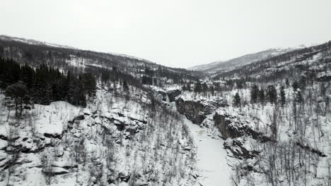 Drohne-Fliegt-über-Verschneite-Landschaft-In-Norwegen