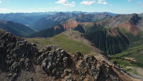 Aeria-Blick-Auf-Den-San-Juan-Nationalwald-Und-Die-Gipfel-Der-Bergkette-An-Einem-Sonnigen-Sommertag,-Colorado-Usa