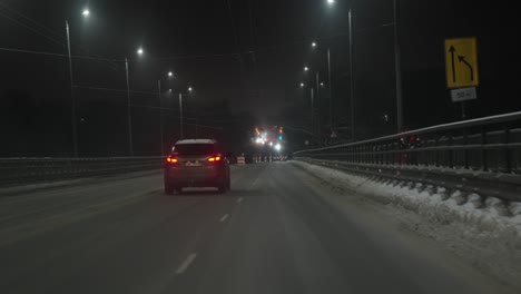 Verschneite-Szene-Der-Hauptstraße-In-Winternacht,-Laternen-Auf-Beiden-Seiten,-Riga,-Lettland