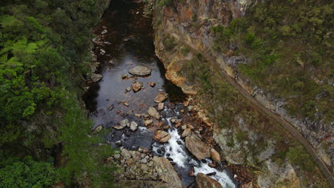Drohnenpfanne-Entlang-Des-Flusses-In-Der-Schlucht-Neuseelands-Mit-Buschlandbäumen