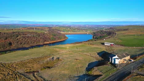 Winterliche-Luftbildszene-Des-Scammonden-reservoirs-Mit-Der-Autobahnbrücke-M62