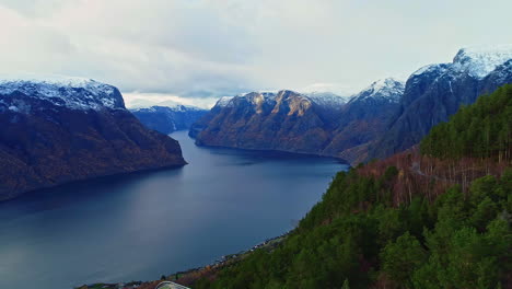 Norway-mountains-and-lakes