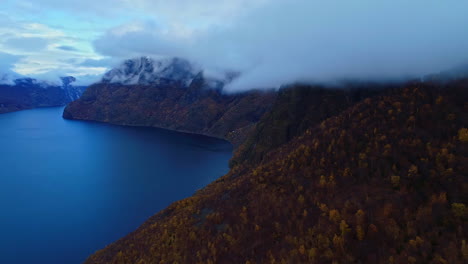 Vista-Aérea-Panorámica-Revelando-Lago-De-Montañas-Y-Nubes-En-Noruega