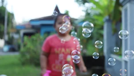 Niño-Asiático-Feliz-Jugando-Con-Una-Pistola-De-Burbujas