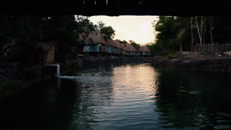 Imágenes-De-Drones-De-4k-De-Un-Hermoso-Puente-De-Cenote-Resort-En-México