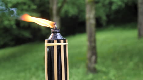 Flüssiger-Brennstoff-Bambusfackel-Brennt,-Leerer-Hintergrund