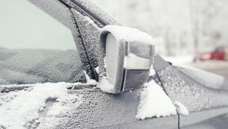 Graues-Auto-Beschichtete-Eiskruste-Und-Frost-Bei-Kaltem-Wetter-Im-Winter