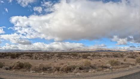 Conduciendo-A-Través-Del-Vasto-Paisaje-Del-Desierto-De-Mojave-Mientras-Mira-Por-La-Ventana-Del-Pasajero