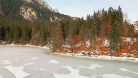 Freezing-Lago-di-Tovel-With-Autumn-Forest-And-Dolomites-Mountain-Range-In-Trentino,-Italy