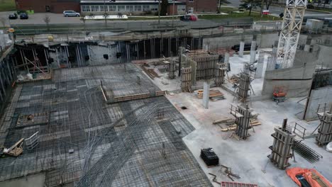 Aerial-drone-shot-flying-through-and-around-an-empty-construction-site-in-Toronto,-Ontario,-Canada