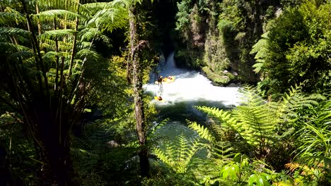 Touristen-Beim-Wildwasser-Rafting-In-Rotorua,-Neuseeland