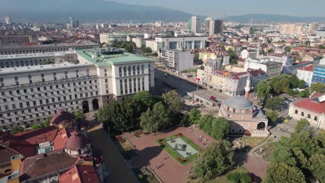 Epische-Luftaufnahme-Der-Hauptstadt-Sofia-Und-Ihrer-Zahlreichen-Gebäude-Zur-Tageszeit
