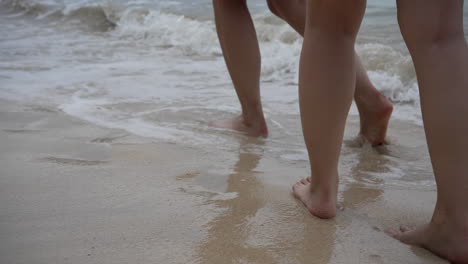 Frauen-Gehen-Langsam-Am-Strand-Spazieren,-Während-Die-Wellen-Auf-Den-Philippinen-Am-Ufer-Brechen