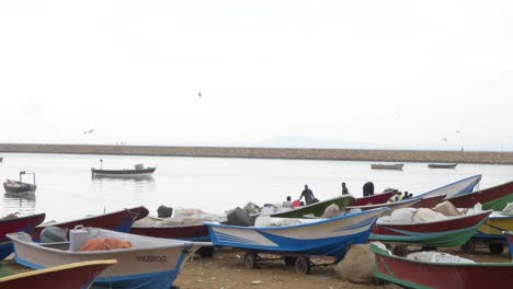 Fila-De-Pequeños-Barcos-De-Pesca-Descansando-En-La-Playa-En-Gwadar,-Pakistán