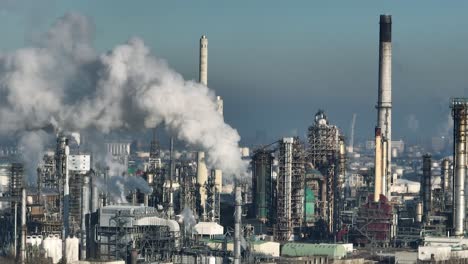 Fabriken-Und-Schornsteine,-Die-Treibhausgase-Im-Hafen-Von-Rotterdam-Ausstoßen---Antenne
