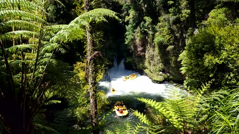 Turistas-Haciendo-Rafting-En-Aguas-Bravas-En-Rotorua-Nueva-Zelanda