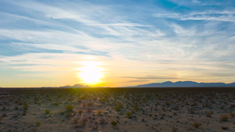 Goldener-Sonnenuntergang-über-Der-Rauen-Landschaft-Der-Mojave-Wüste---Gleitende-Luftaufnahme