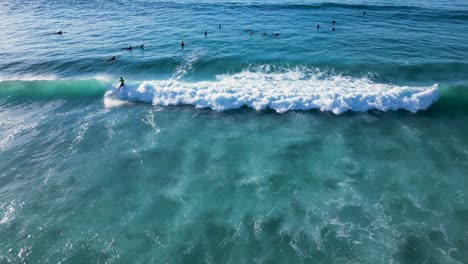 Surfista-En-Tabla-De-Surf-Montar-Olas-Perfectas-En-El-Mar-Azul-En-Verano