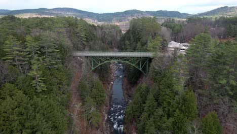 Vista-Aérea-Del-Puente-Quechee-Gorge-Sobre-El-Río-Ottauquechee,-Woodstock,-Vermont-Usa