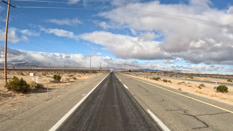 Fahrt-Durch-Die-Mojave-Wüste---Hyperlapse-Aus-Der-Perspektive-Der-Heckscheibe-Eines-Autos-Auf-Der-Autobahn