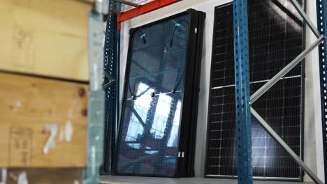 Panning-shot-of-warehouse-with-modern-solar-panel-units,close-up