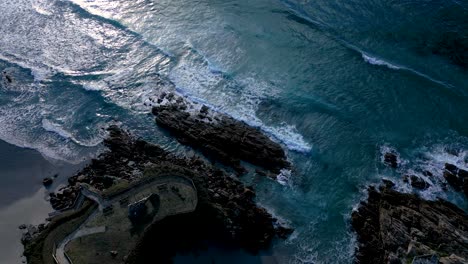 Meereswellen,-Die-Auf-Einem-Felsigen-Küstenpark-In-Der-Nähe-Von-Caion-Beach-In-A-Coruna,-Spanien,-Plätschern