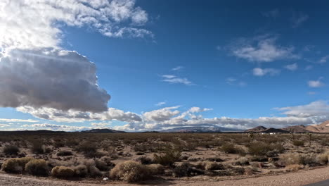 Die-Landschaft-Der-Mojave-Wüste-Aus-Dem-Beifahrerfenster-Eines-Autos-Zu-Beobachten---Hyper-Lapse