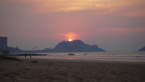 Sunset-timelapse-of-a-beach-in-El-nido,-Palawan