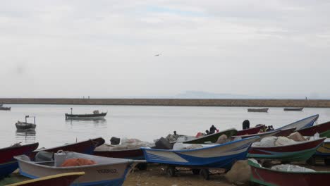 Reihe-Kleiner-Fischerboote,-Die-Am-Strand-In-Gwadar-Neben-Dem-Arabischen-Meer-Ruhen