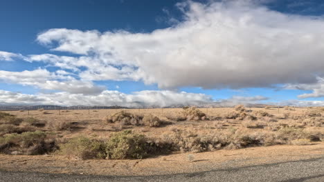 Vista-Desde-La-Ventana-Del-Pasajero-De-Un-Auto-Conduciendo-Por-El-Desierto-De-Mojave---Hiper-Lapso