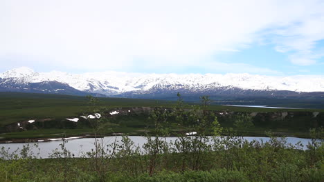 Cordillera-Cubierta-De-Nieve-Detrás-Del-Lago-En-Alaska