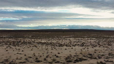 Die-Mojave-Wüste-Wirkt-Wie-Eine-Karge-Ödnis,-Ist-Aber-Eine-Blühende-Umgebung---Langsamer-Überflug-Aus-Der-Luft