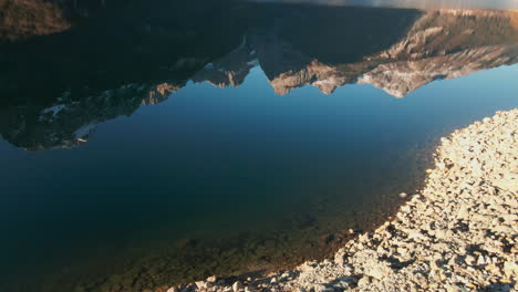 Faszinierende-Reflexionen-über-Das-Ruhige-Wasser-Des-Molvenosees-Im-Trentino,-Italien